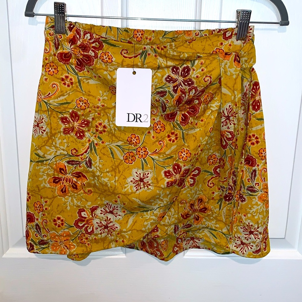 DR2 Yellow and Orange Floral Print Wrap Mini Skort Skirt Women’s Size Small NEW